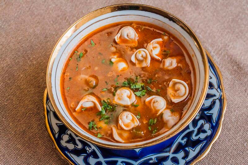 Пельмени с красным бульоном
